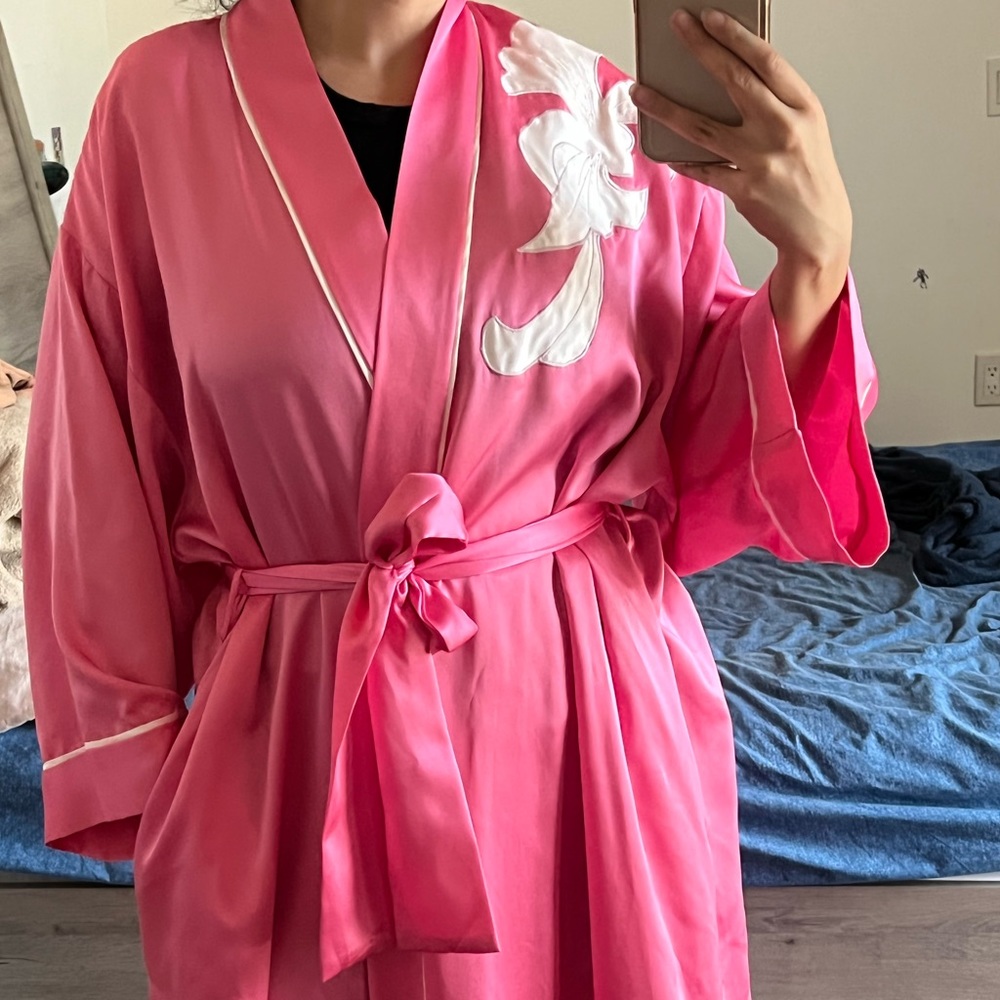 Vintage Natori one size embroidered robe